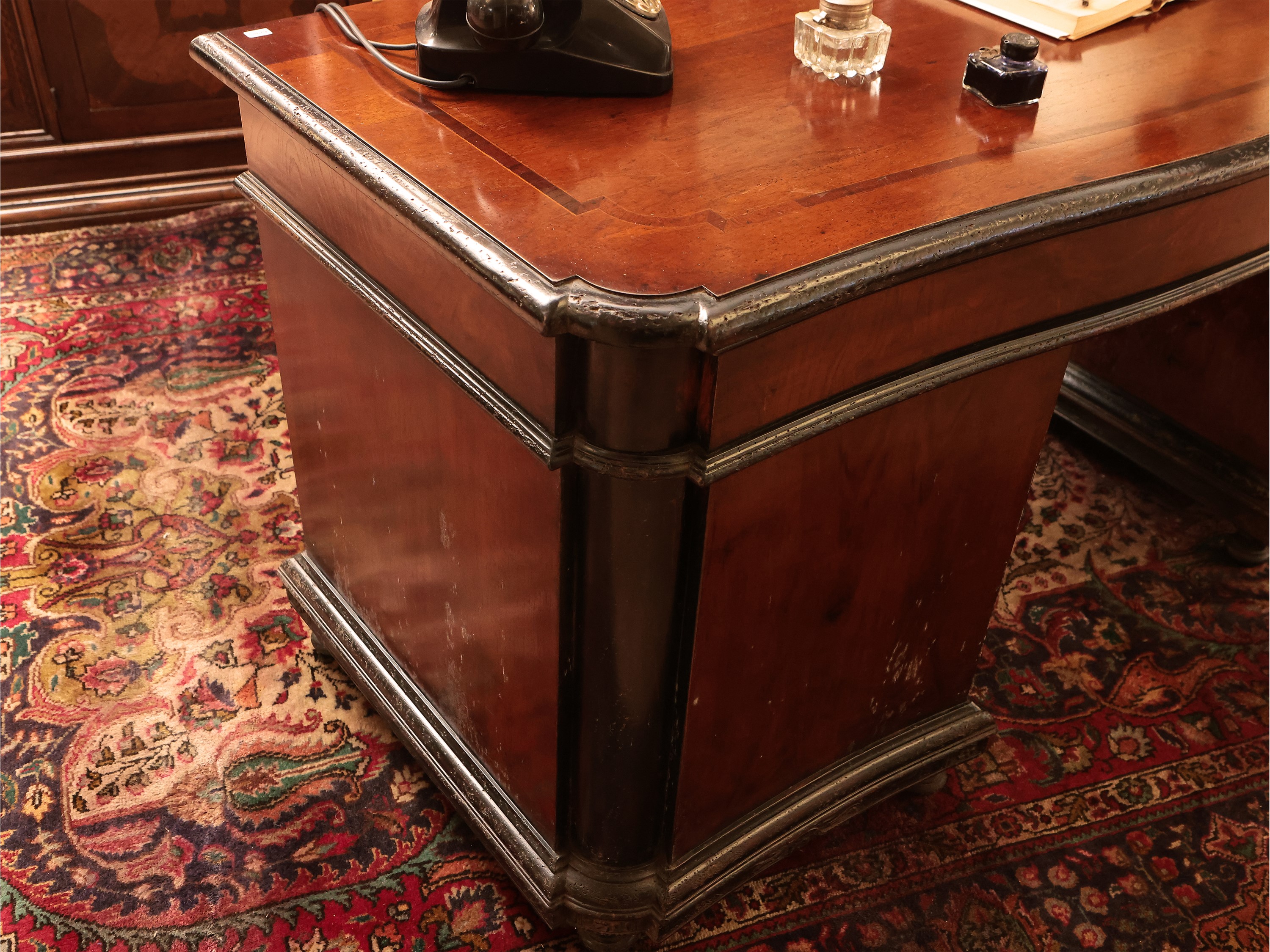 Scrivania da centro a banco in noce con profili in legno ebanizzato