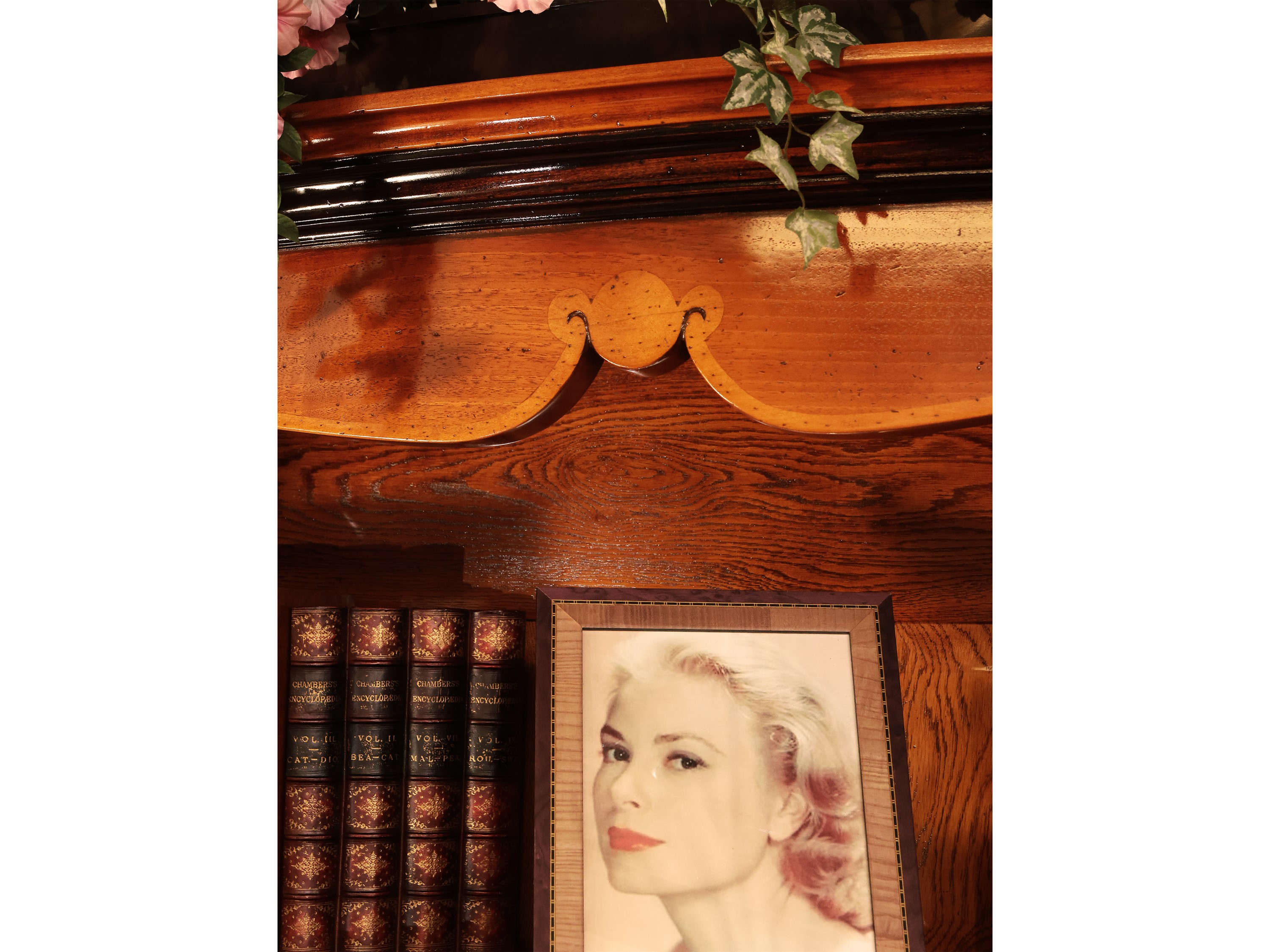 Libreria a giorno con profili in legno ebanizzato