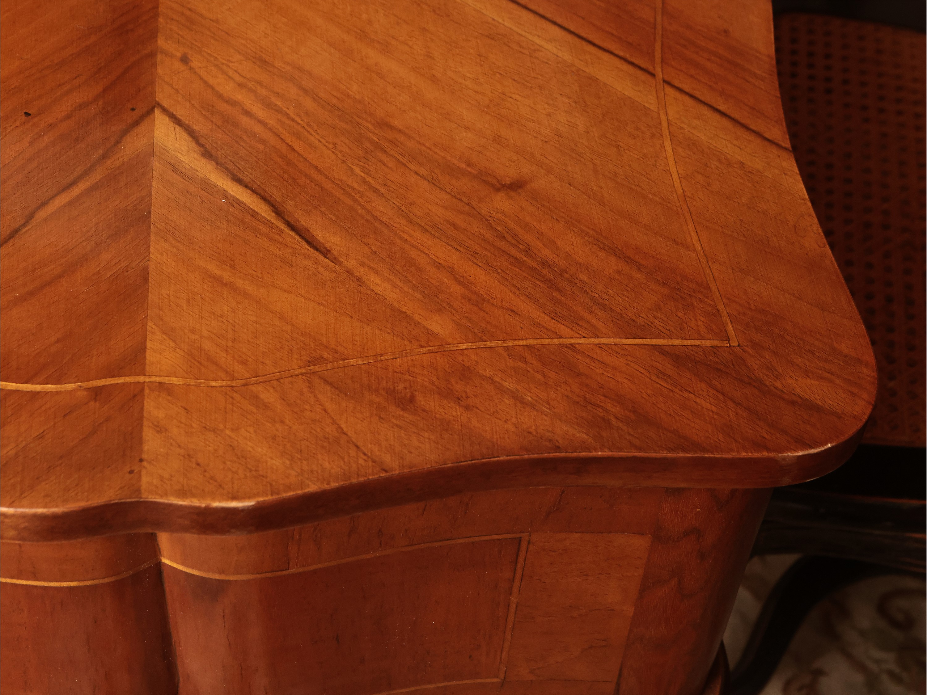 Scrivania da centro in noce e altre essenze