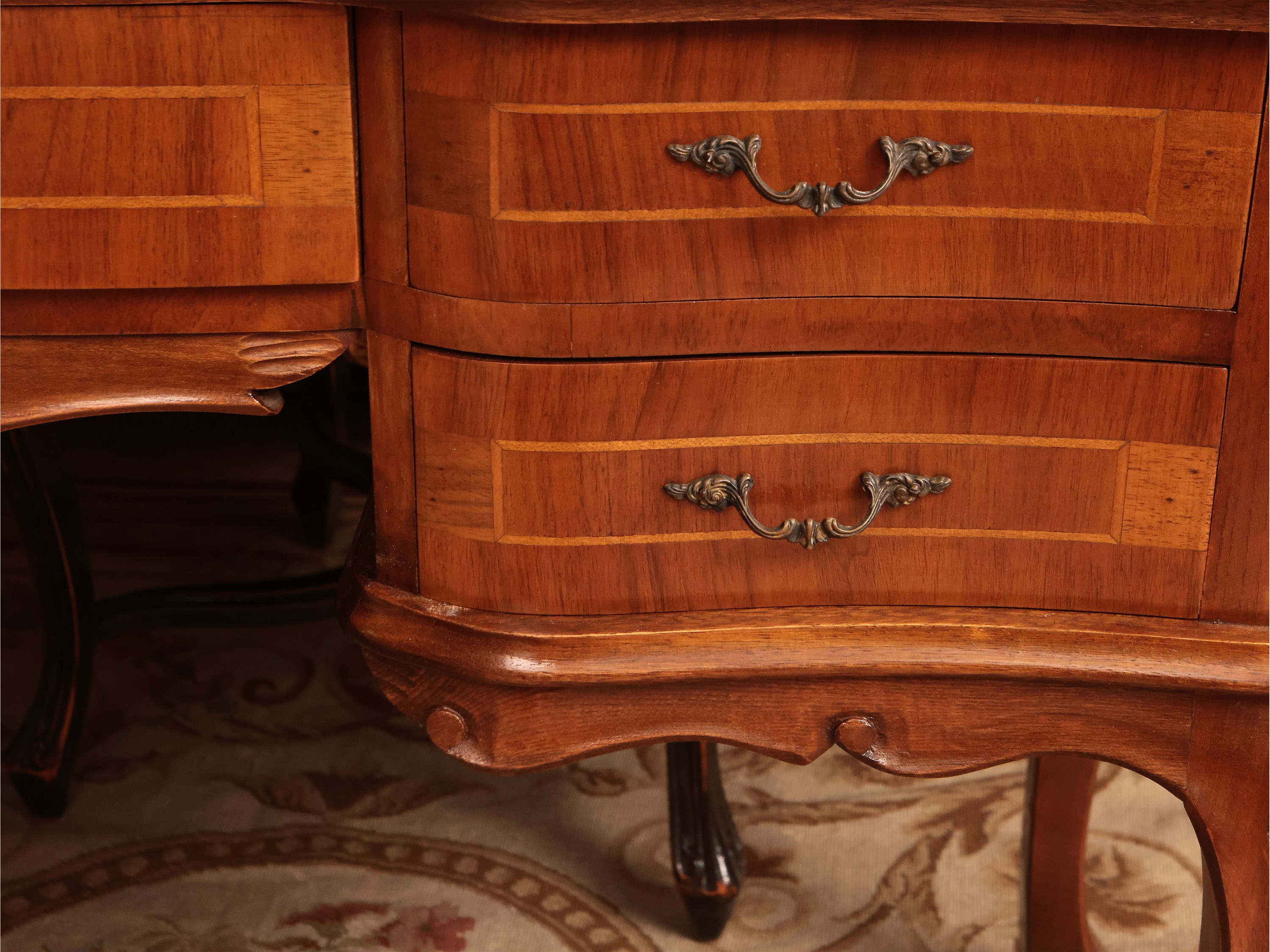 Scrivania da centro in noce e altre essenze