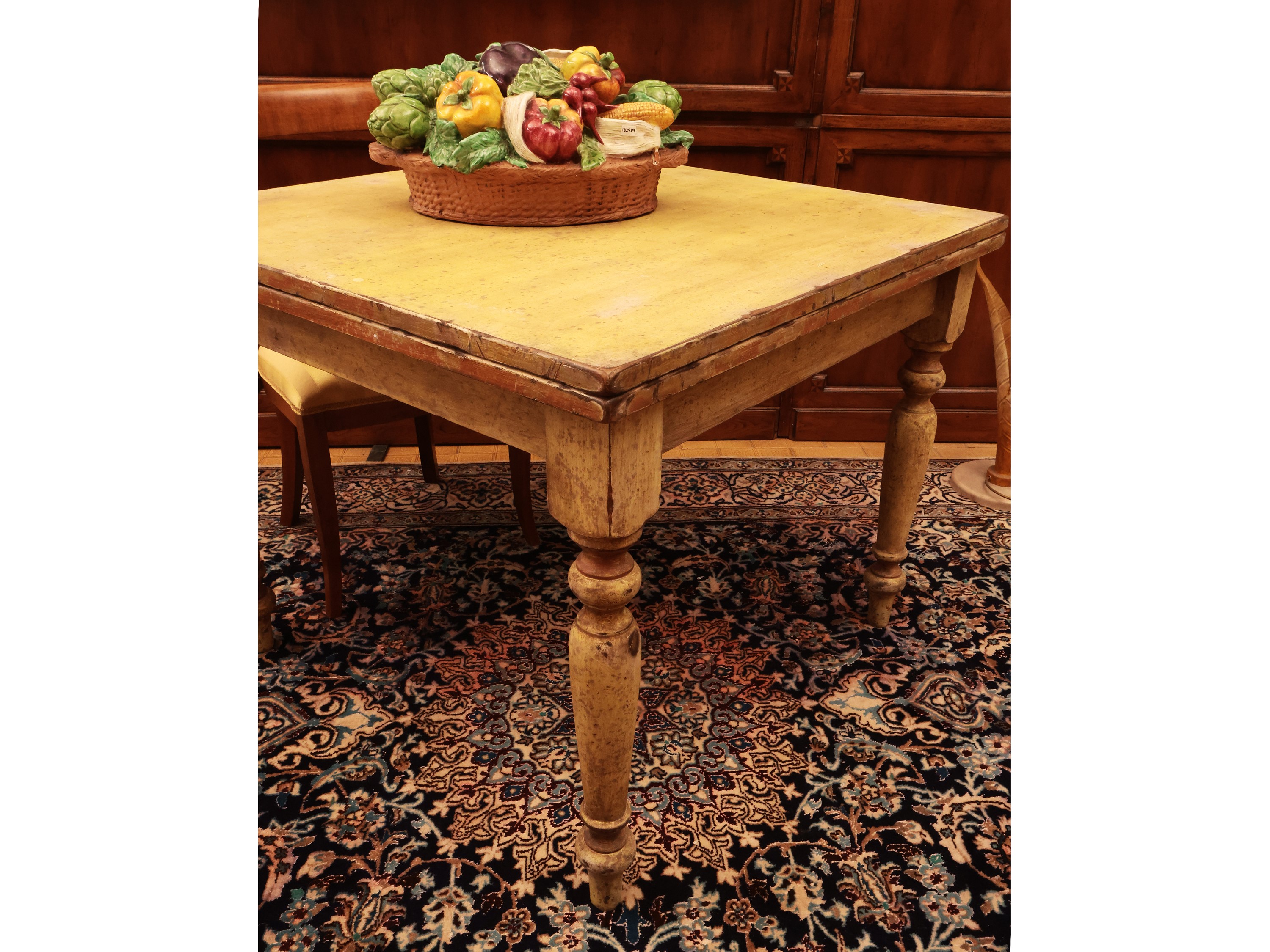 Tavolo rustico a libro, in legno tenero decapato, gambe tornite