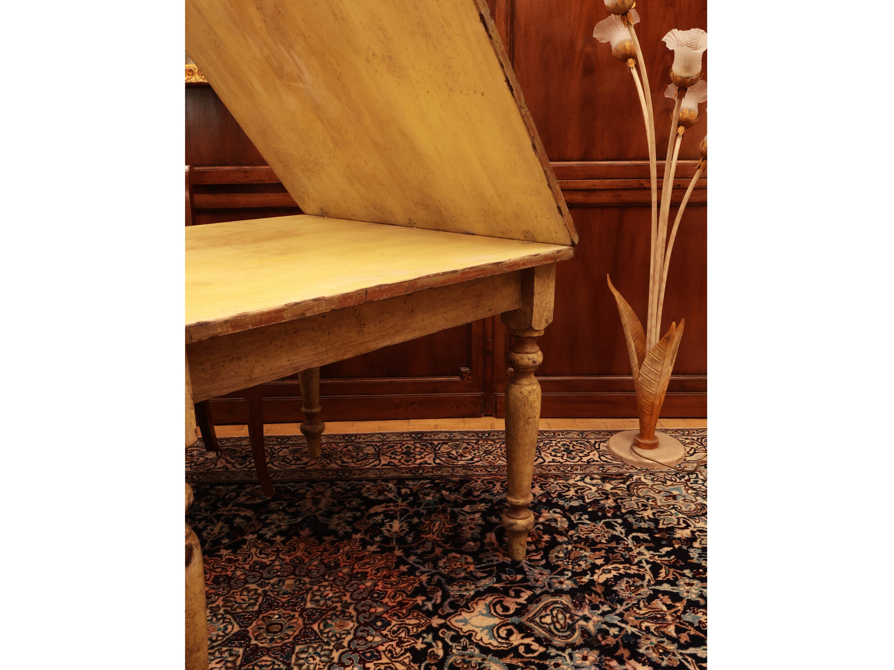 Tavolo rustico a libro, in legno tenero decapato, gambe tornite
