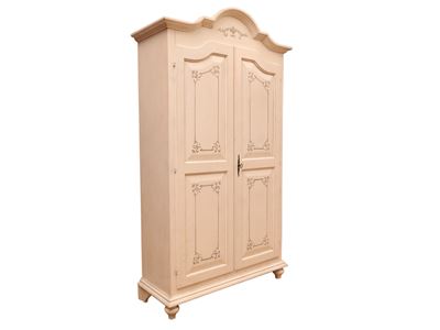 Armadio in Legno Laccato di Gusto Provenzale