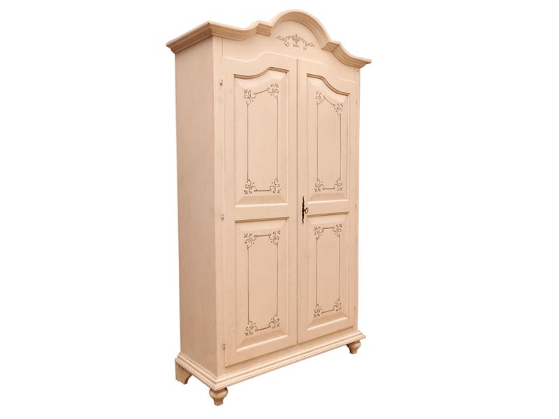 Armadio in Legno Laccato di Gusto Provenzale