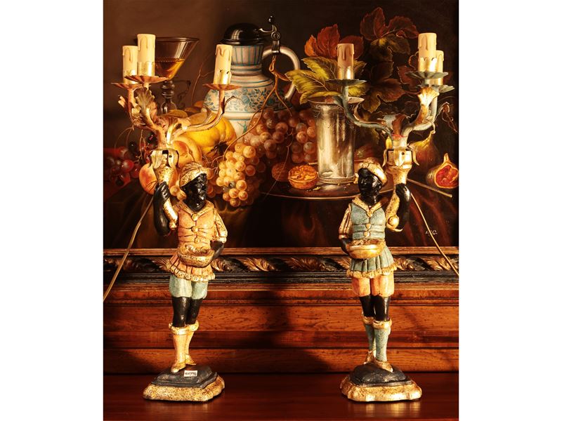 Coppia di lumi da tavolo in legno laccato e dorato