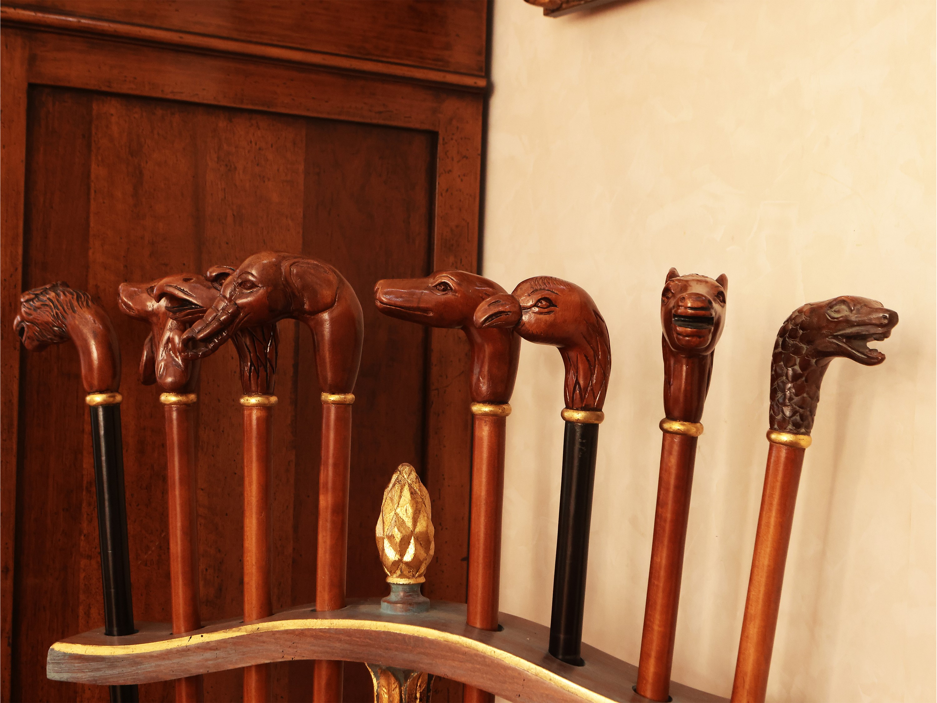 Serie di otto bastoni da passeggio di gusto animalier