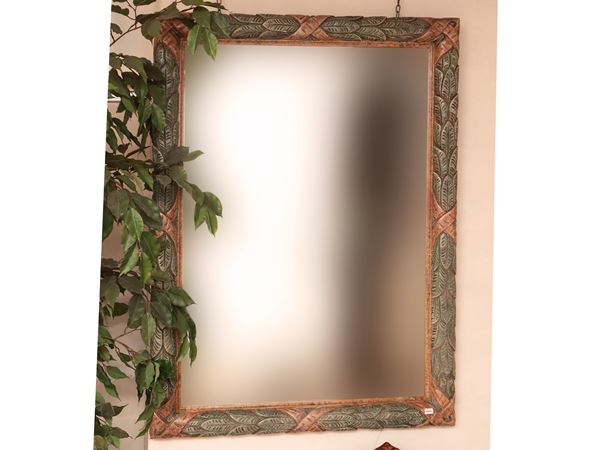 Specchiera con cornice in legno intagliato e laccato