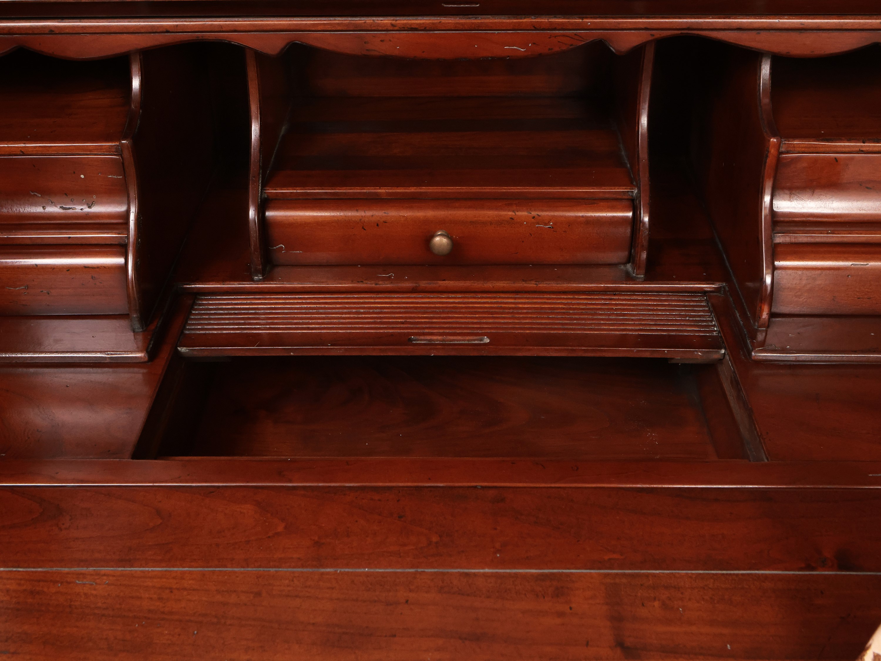 Cassettone a ribalta in ciliegio