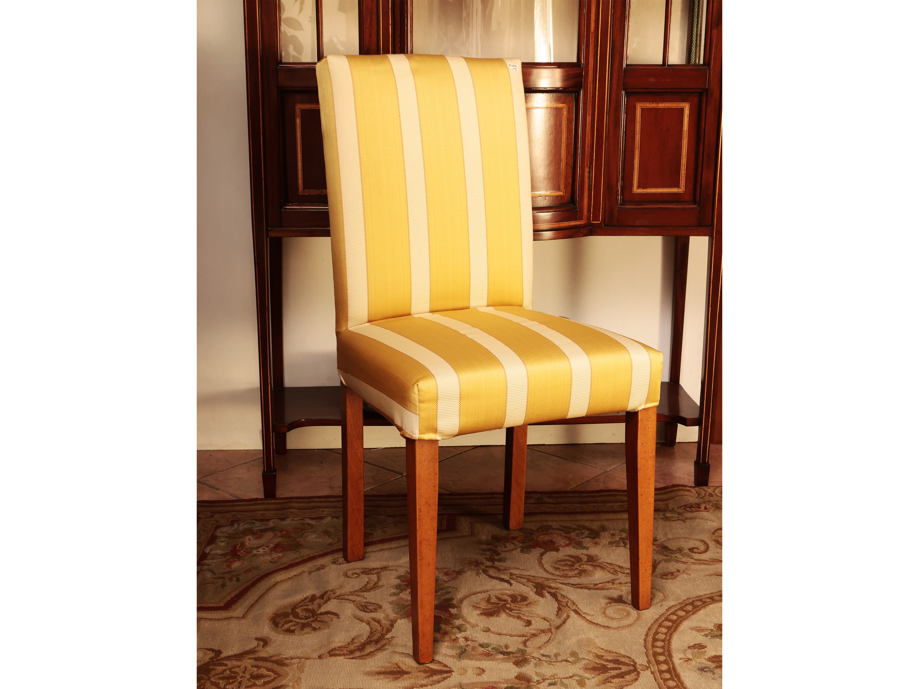 Serie di tre sedie in legno laccato bianco