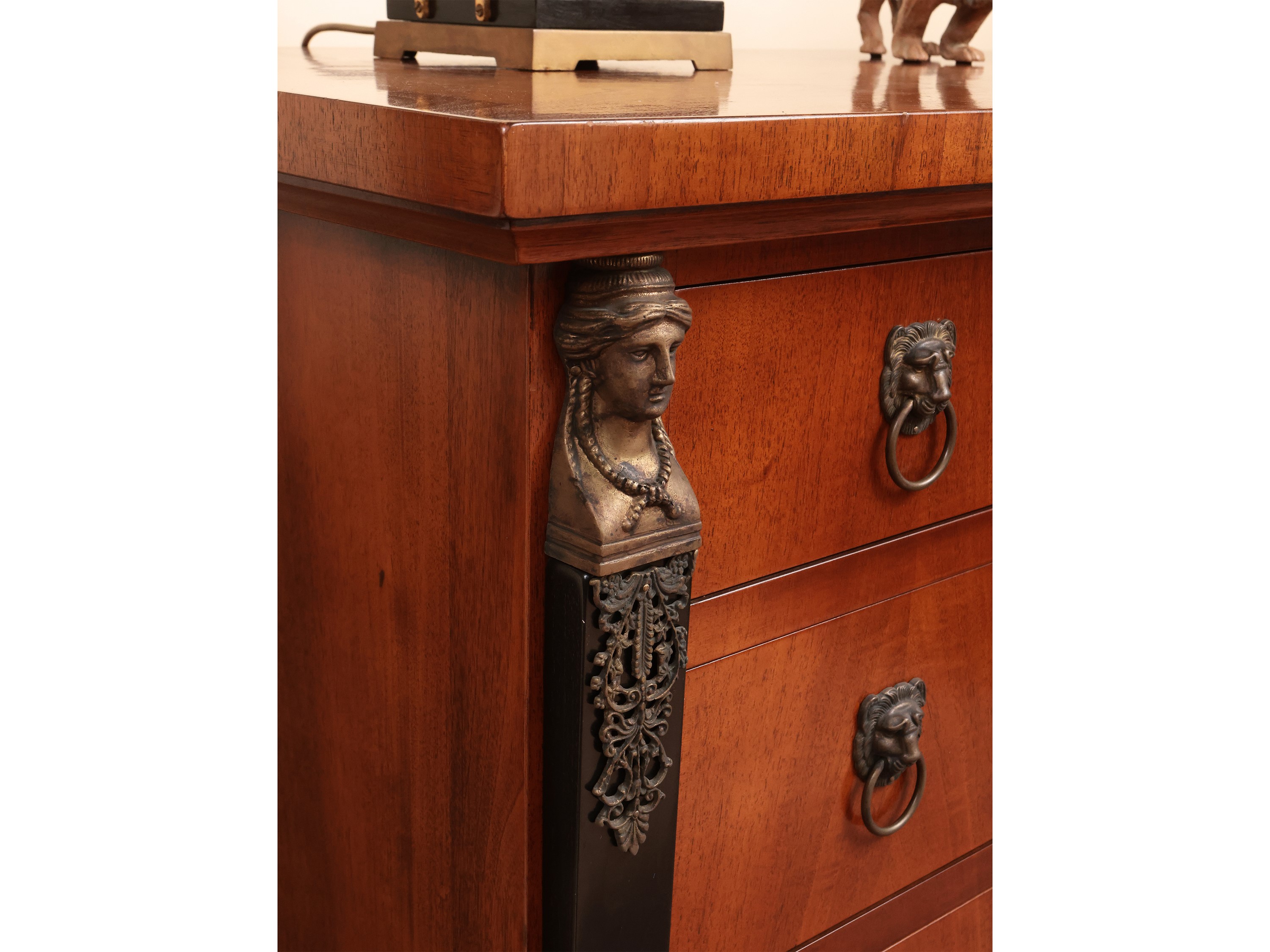 Cassettone impiallacciato in piuma di noce