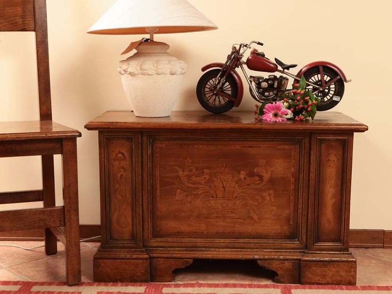 Piccola cassapanca realizzata in varie essenze