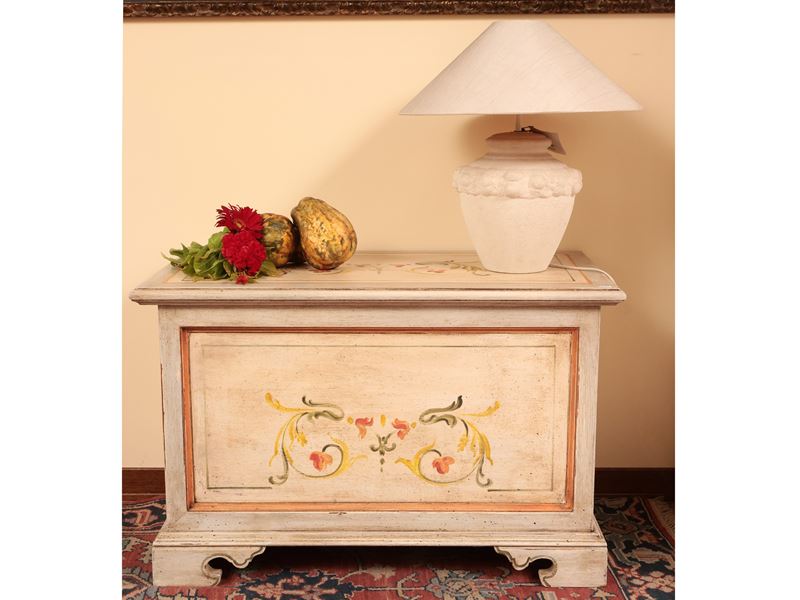 Piccola cassapanca in legno laccato