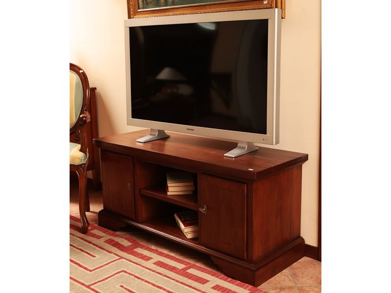 Mobile basso per televisore di gusto rustico
