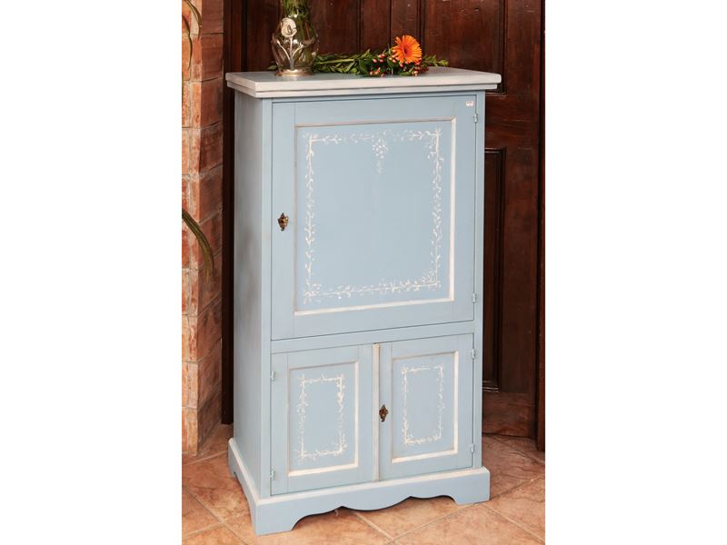 Piccola credenza laccata color celeste