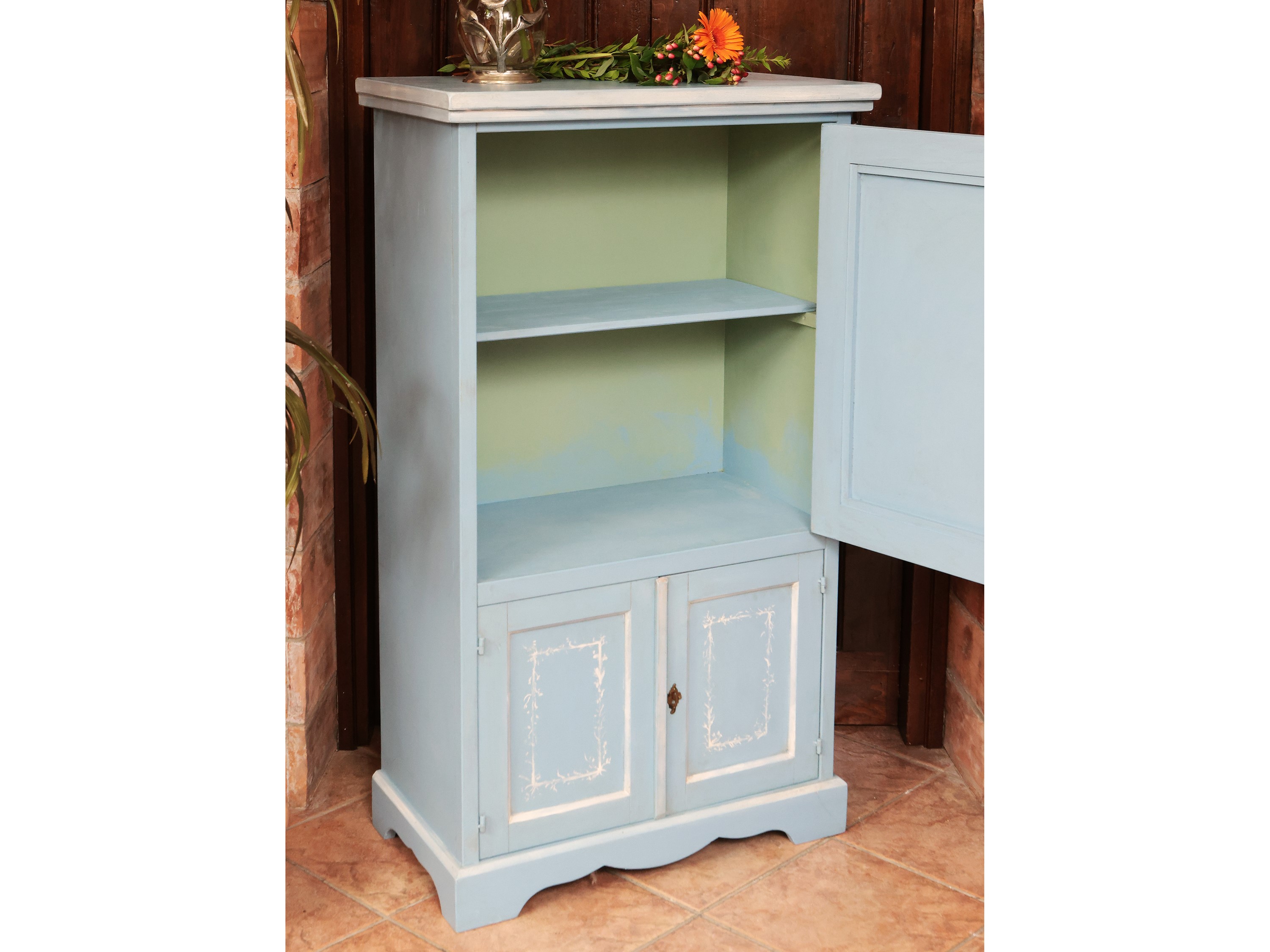 Piccola credenza laccata color celeste