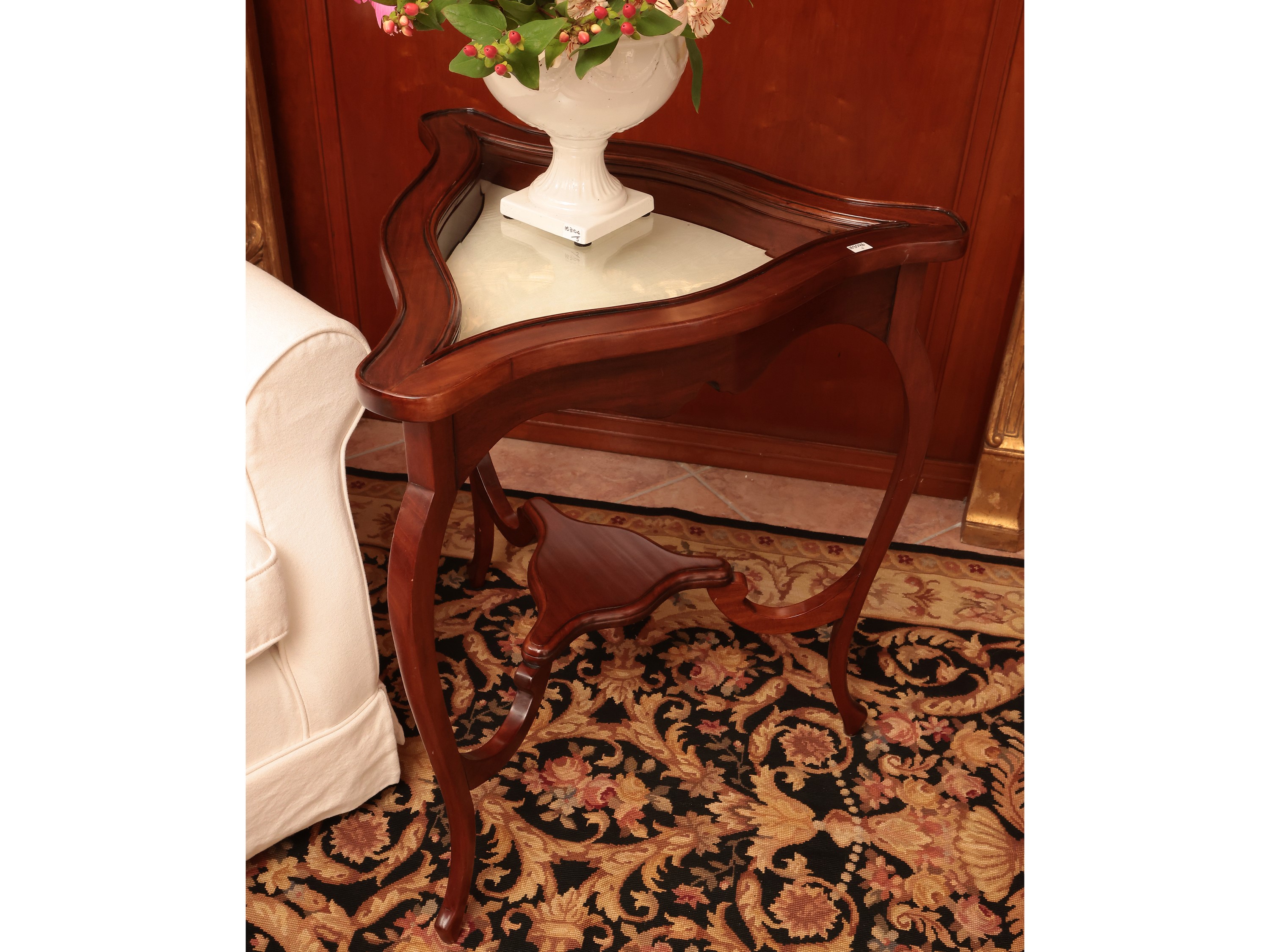 Tavolino tringolare a teca in satinwood per collezioni