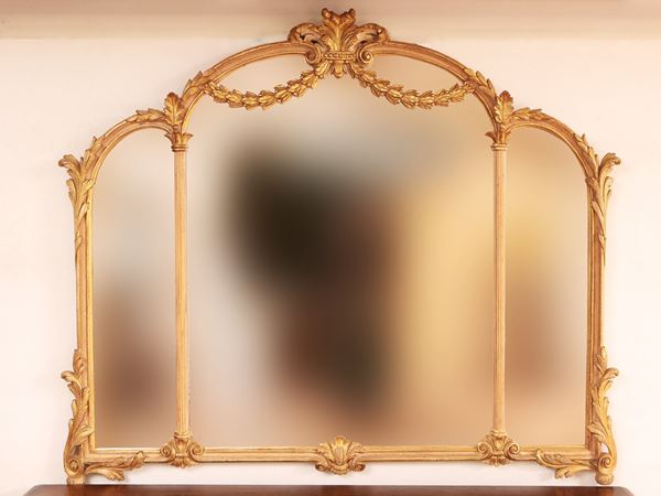 Grande specchiera a caminiera in legno intagliato e dorato