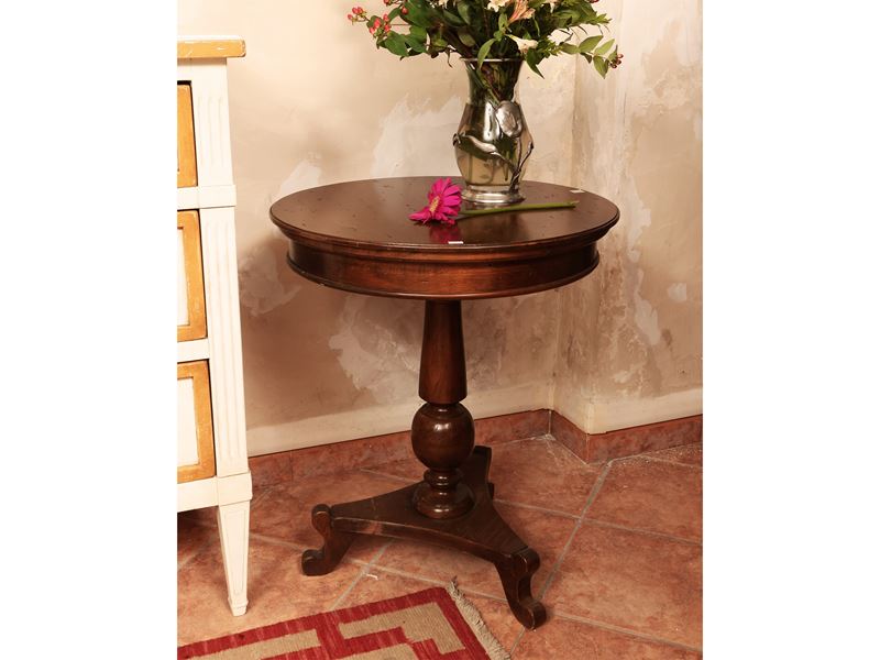 Tavolino da appoggio in noce