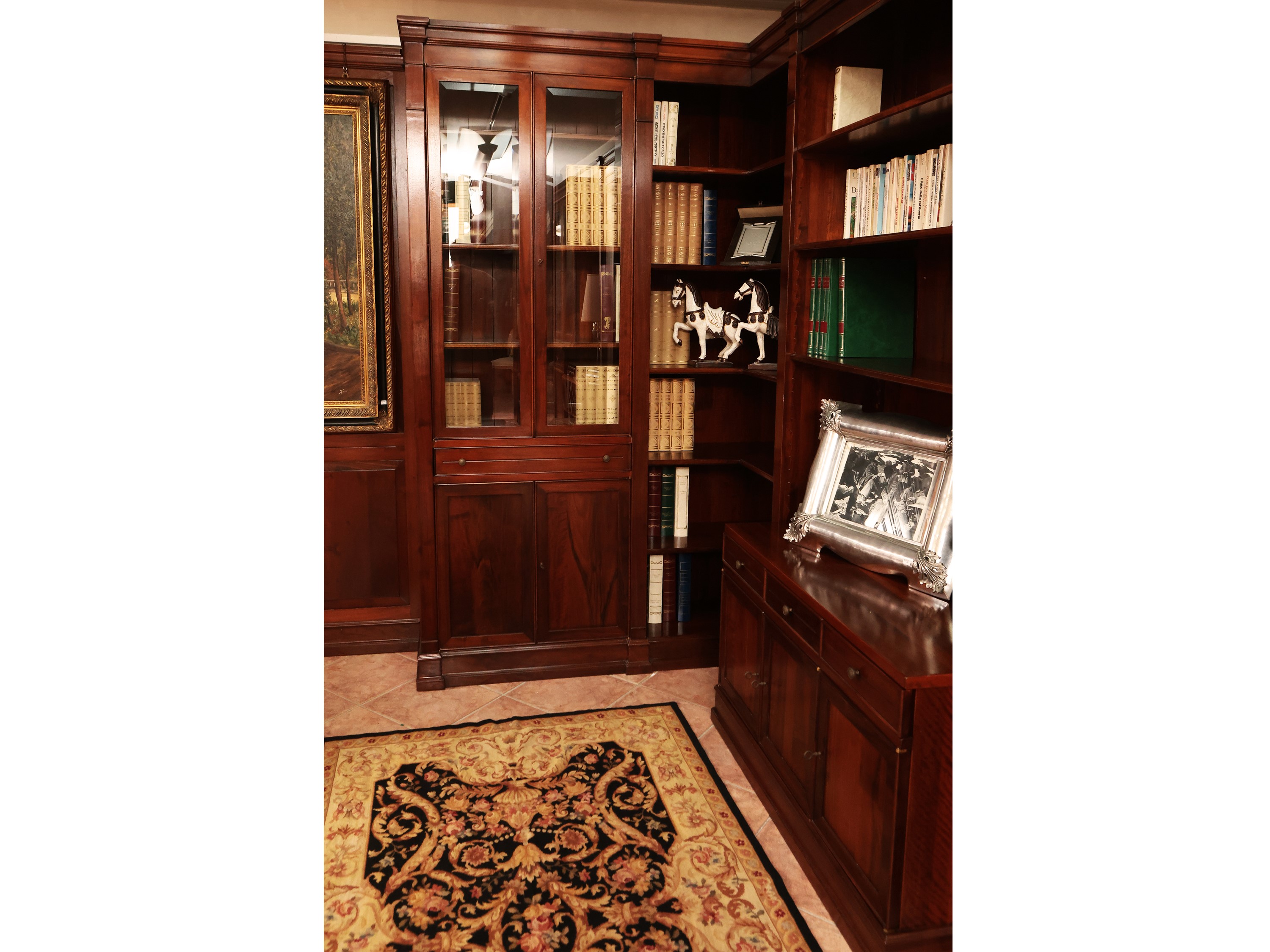 Grande Libreria Angolare in Satinwood ed Altre Essenze