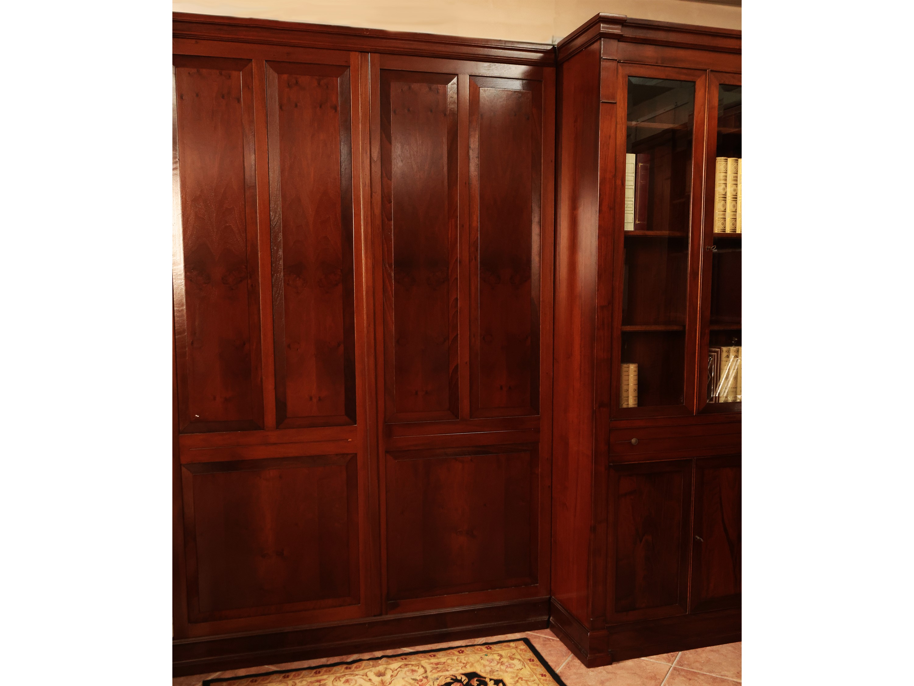 Grande Libreria Angolare in Satinwood ed Altre Essenze