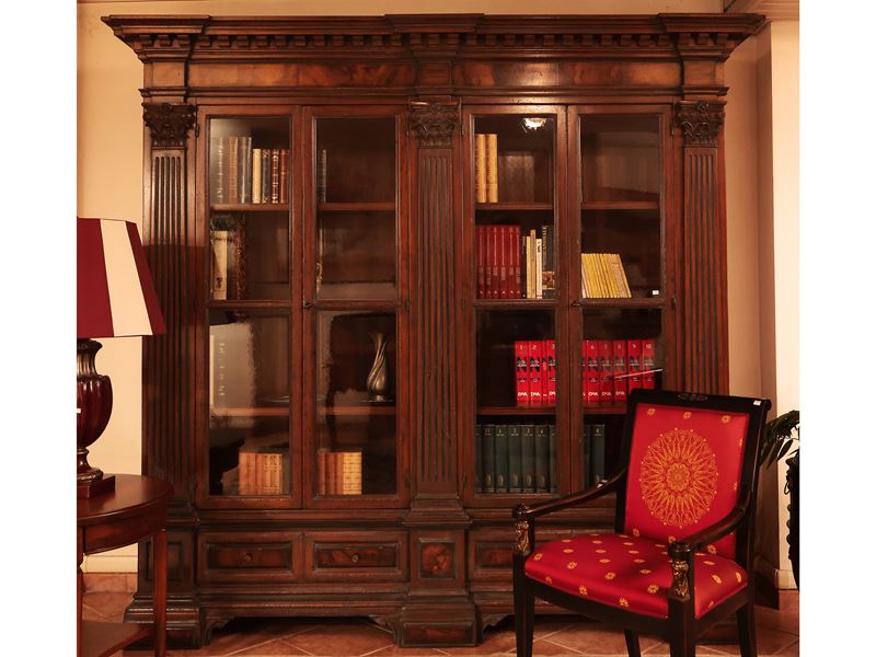Libreria architettonica, noce e radica, con quattro sportelli a vetro