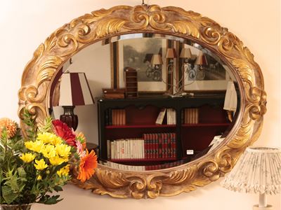 Specchiera Ovale con Cornice Intagliata e Dorata