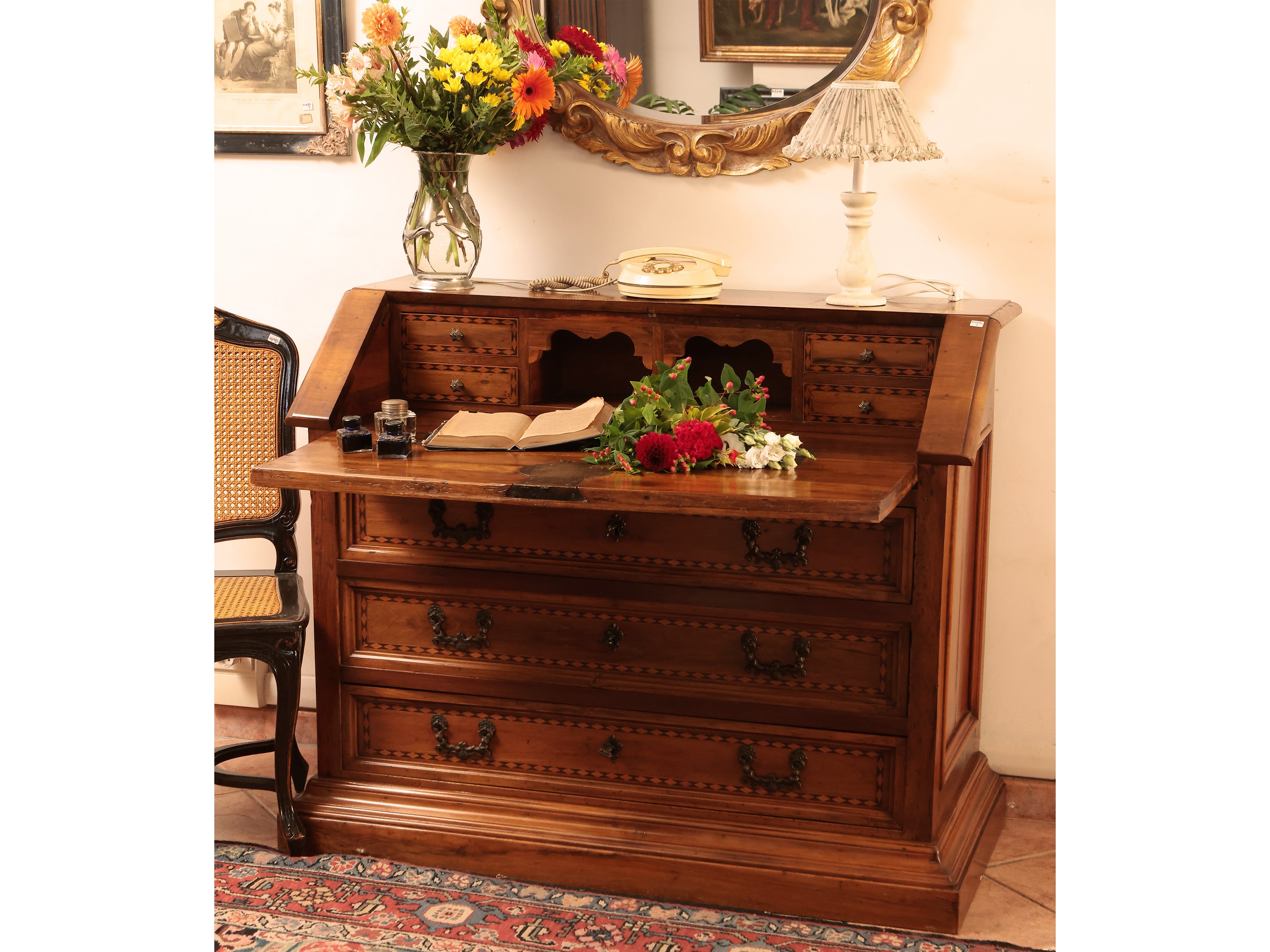 Cassettone a ribalta in noce