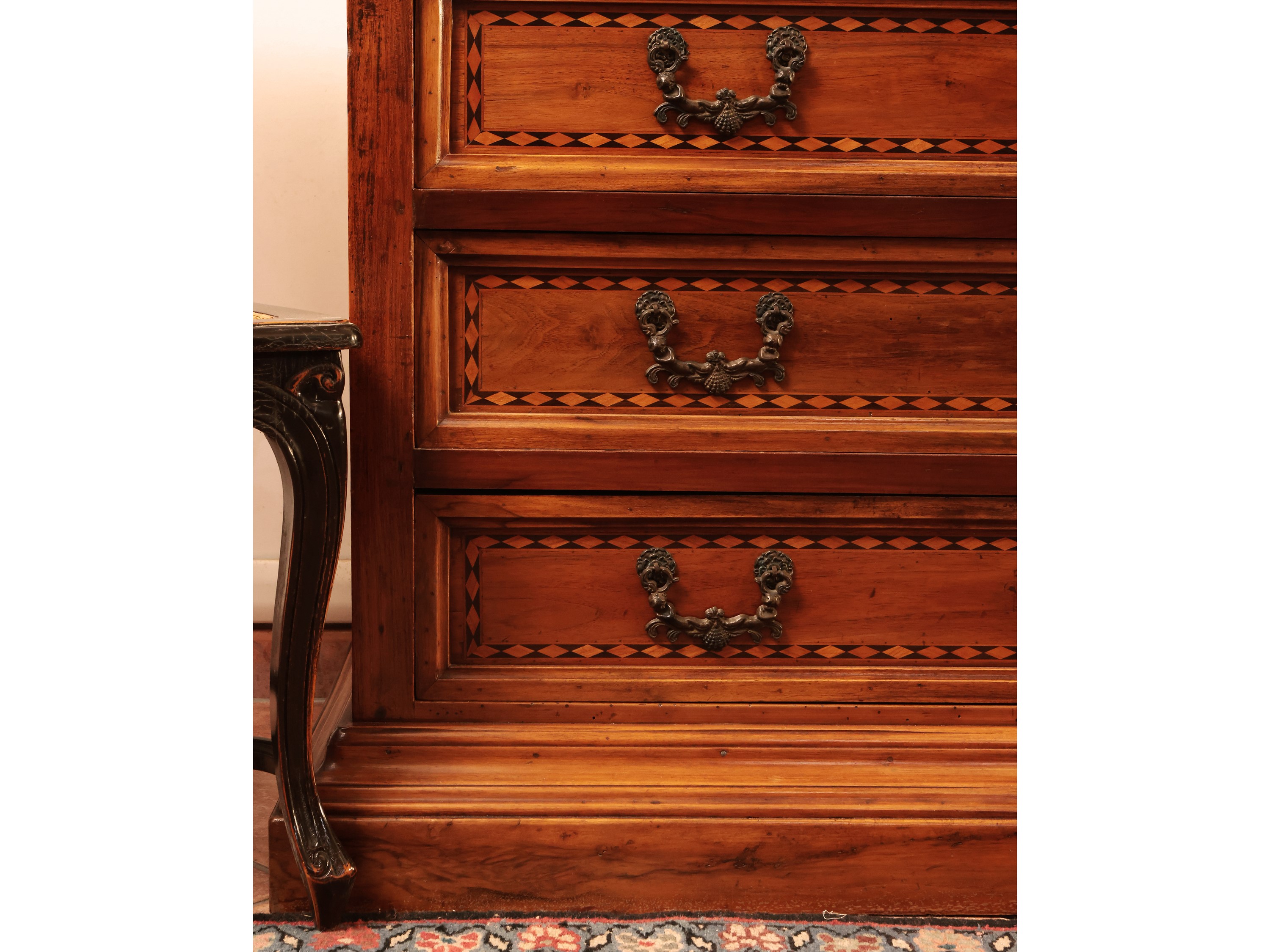 Cassettone a ribalta in noce