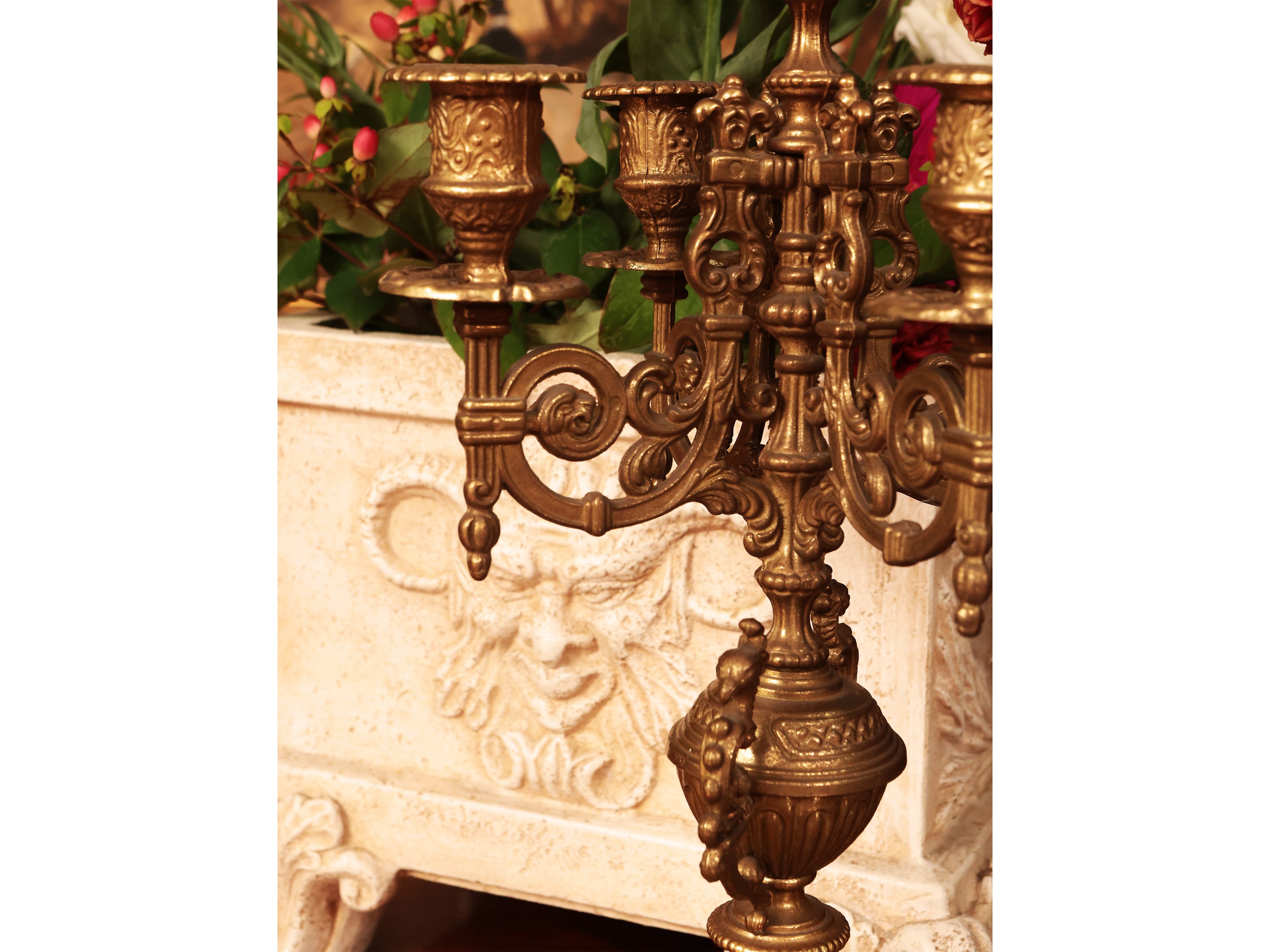 Coppia di candelabri in metallo dorato