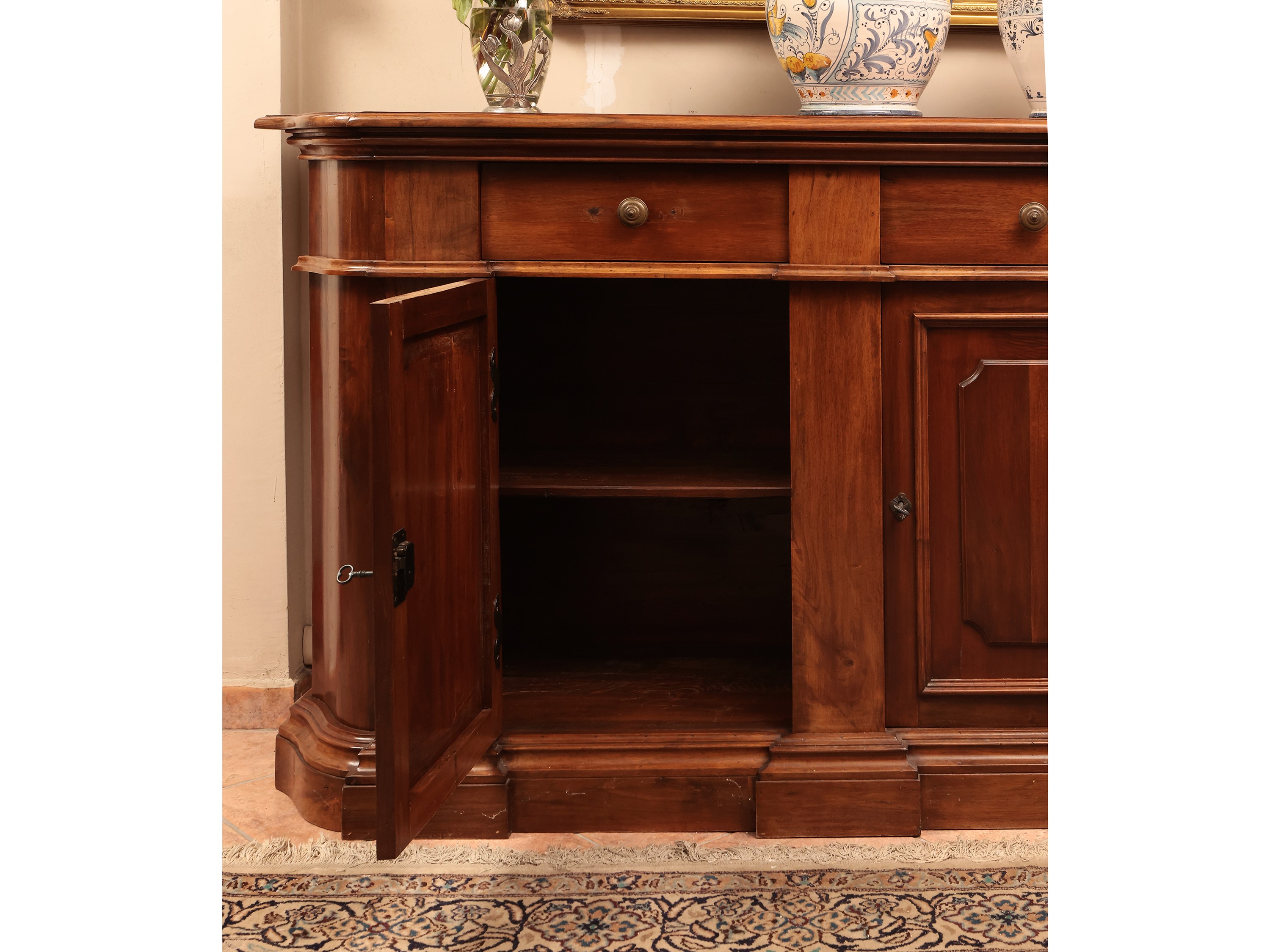 Credenza Rustica in Noce in Stile Seicentesco