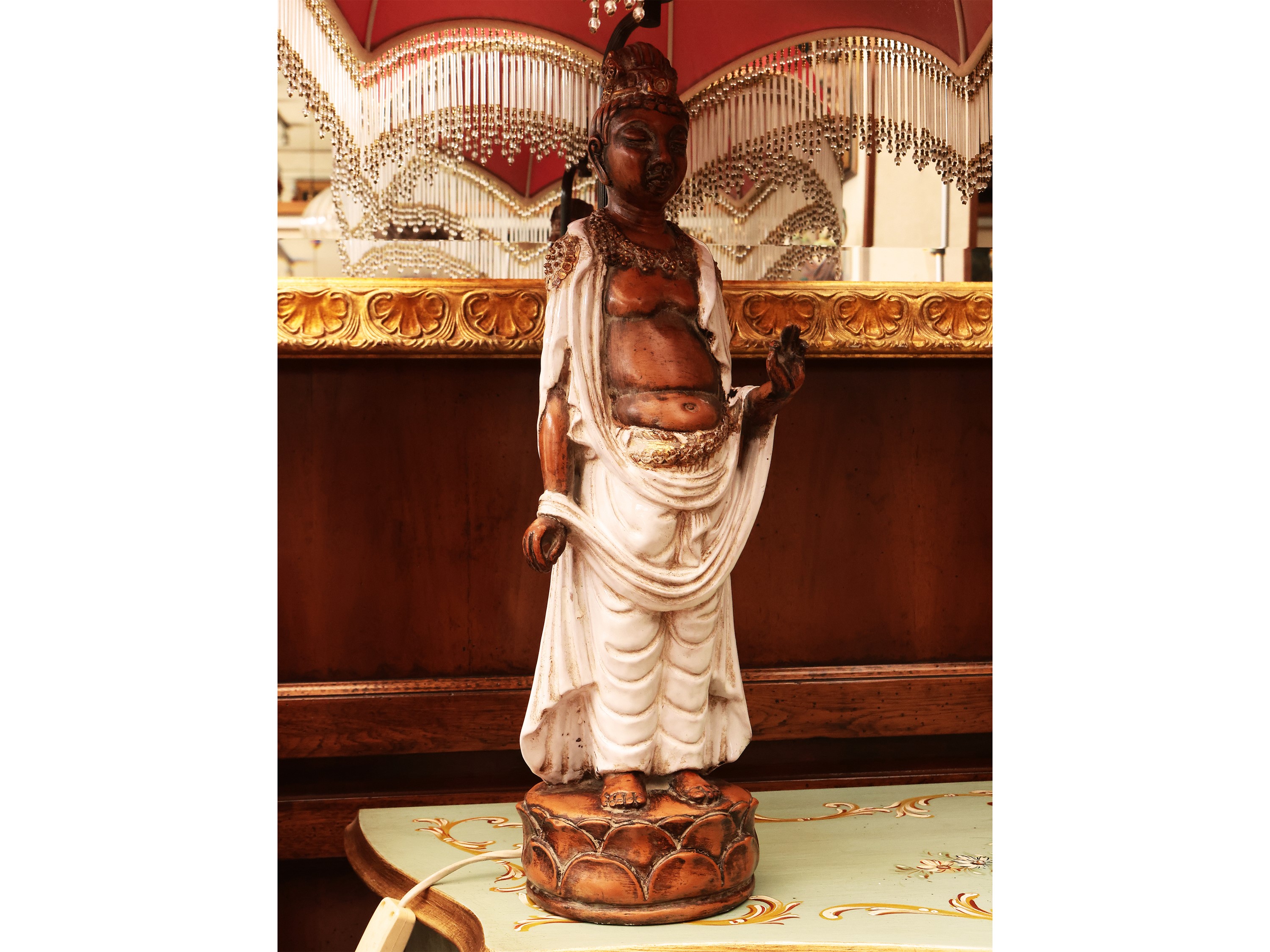 Ceramica a chinoiserie, Lume da tavolo con paralume ad ombrello e figura di Buddha