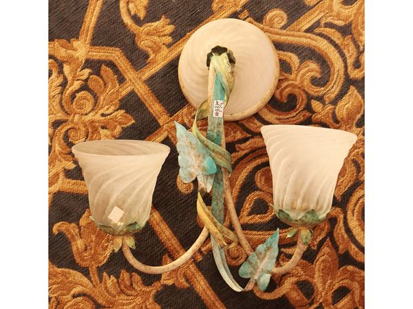 Coppia di applique in metallo patinato