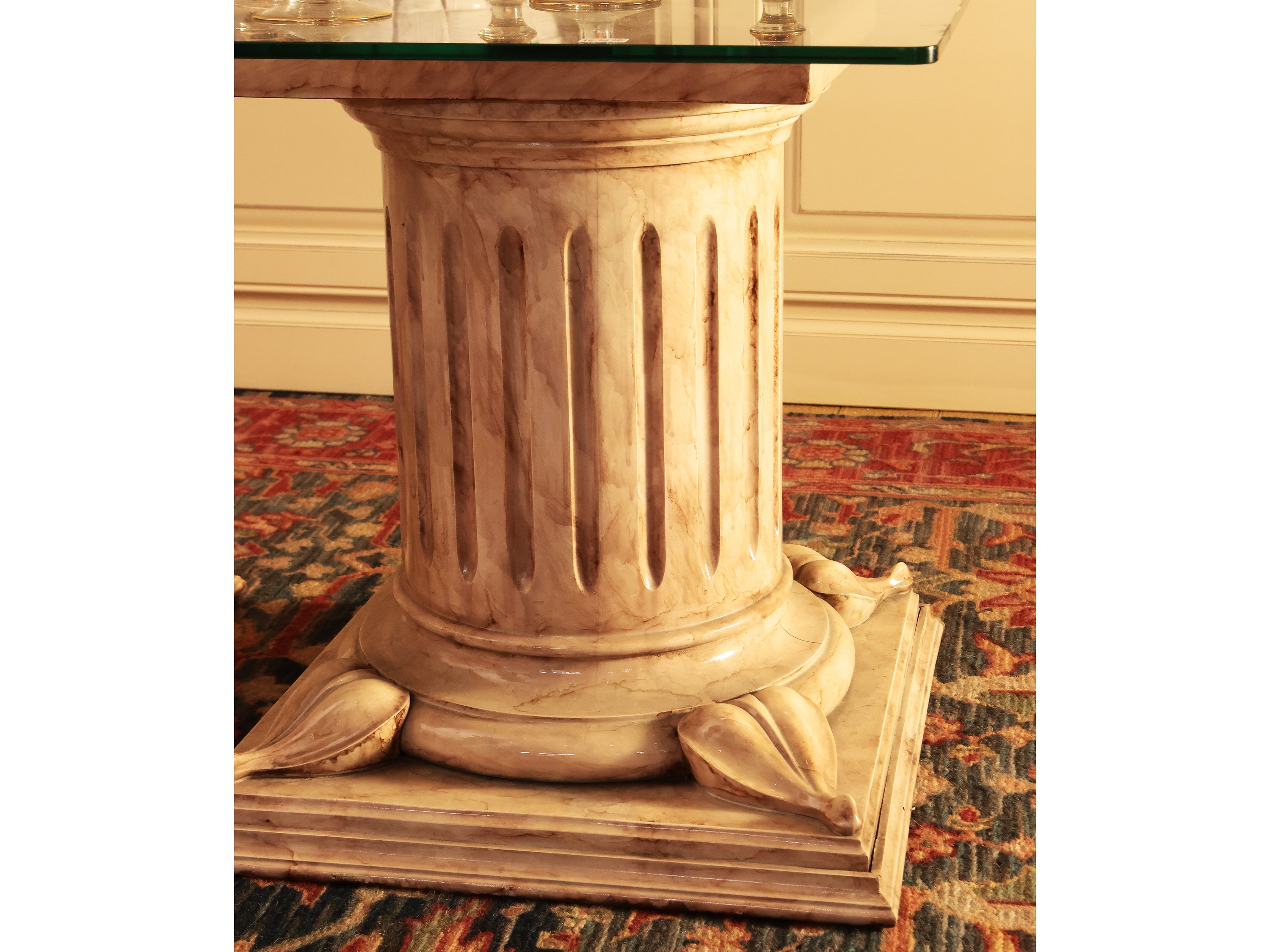 Tavolino da salotto, due mezze colonne in legno laccato ad imitazione del marmo e piano in vetro