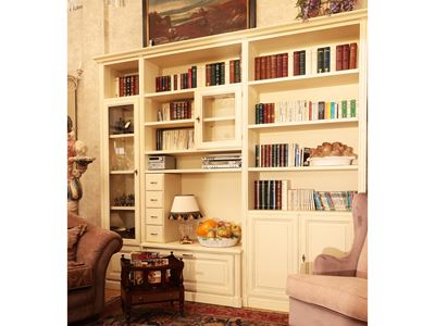 Libreria in legno laccato color burro, con vani, sportelli e vetrinette