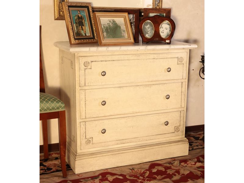 Piccolo cassettone in legno laccato in toni neutri