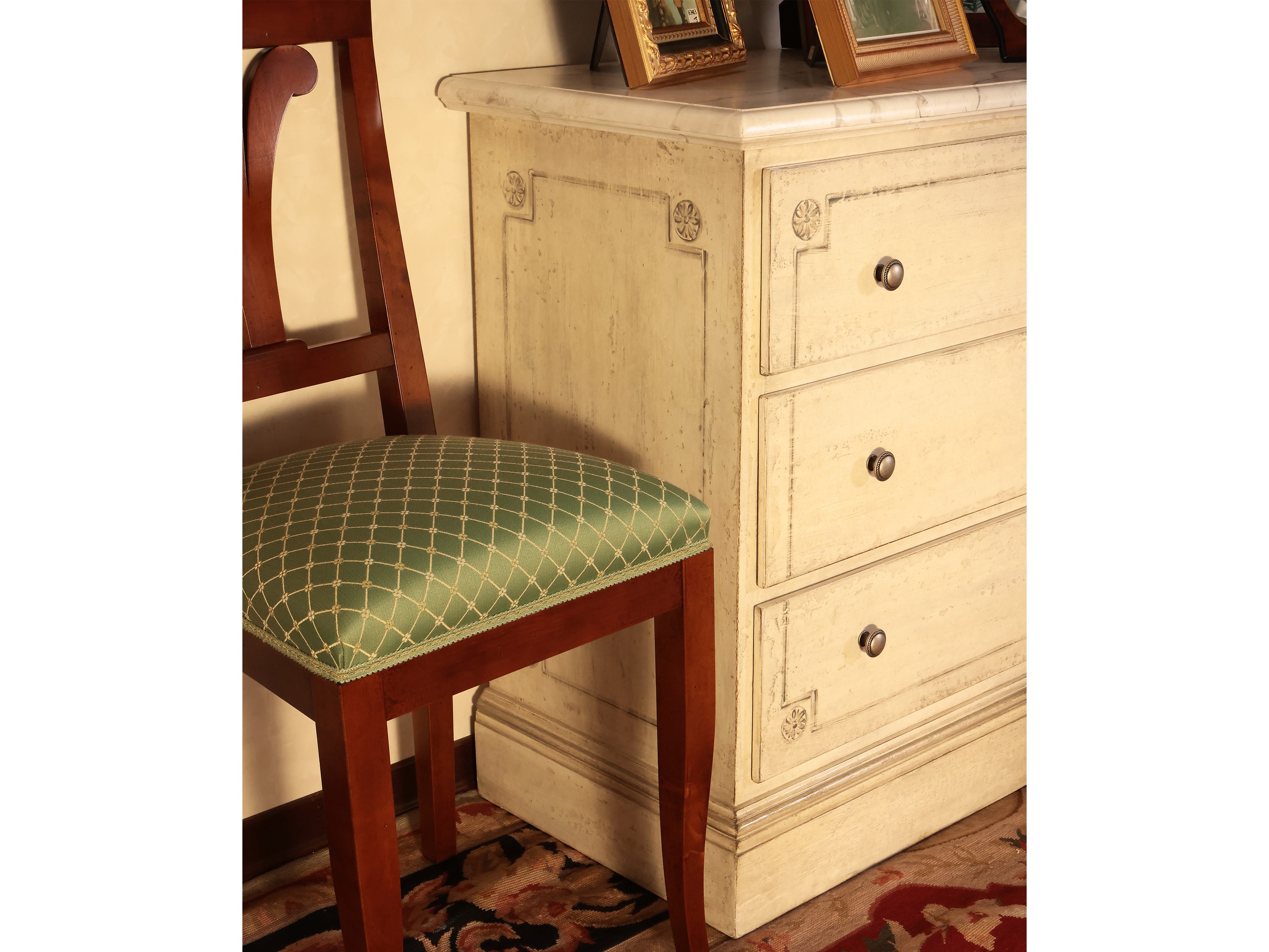 Piccolo cassettone in legno laccato in toni neutri