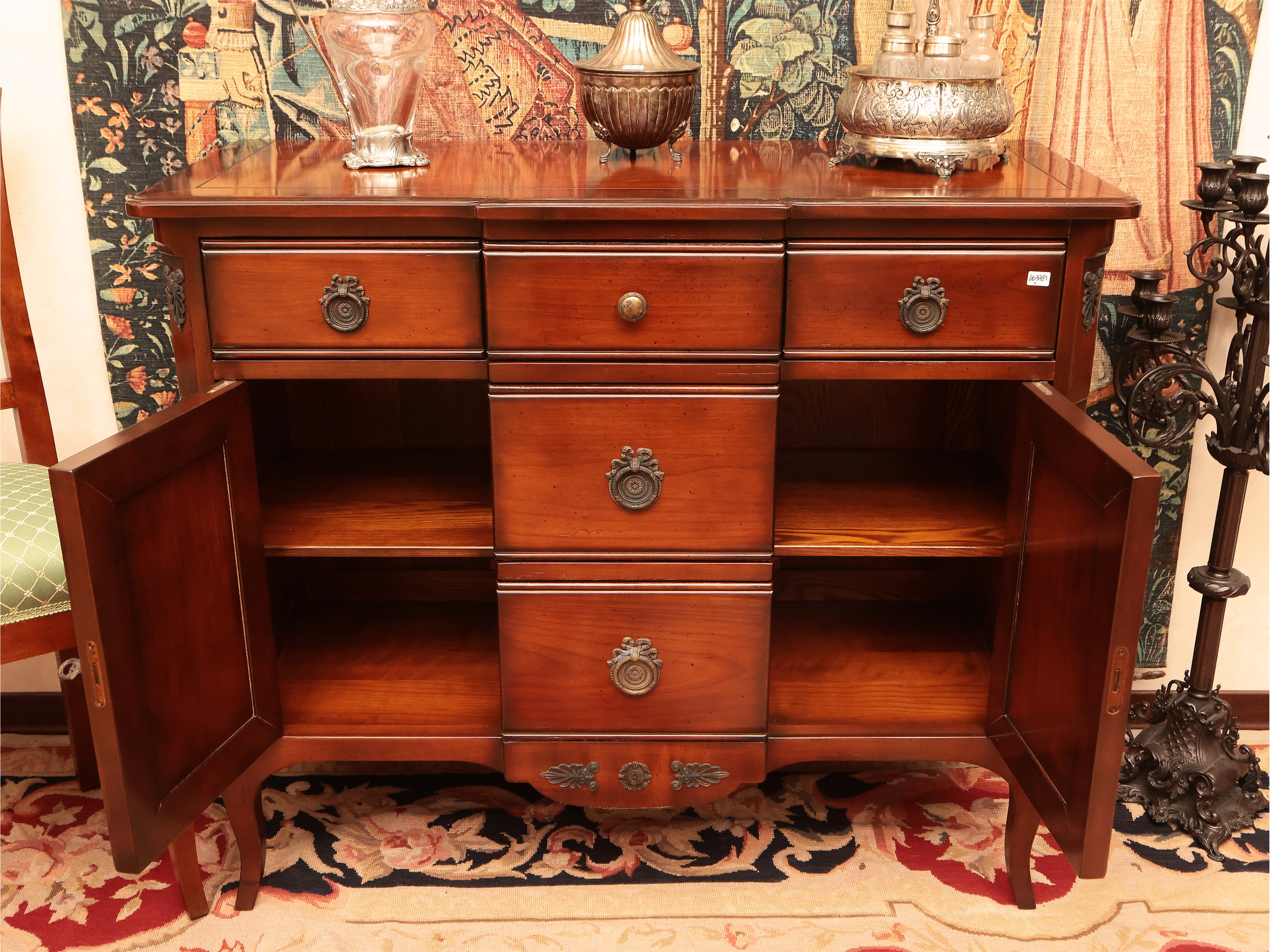 Piccola credenza di gusto francese in satinwood