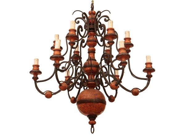 Lampadario in legno laccato