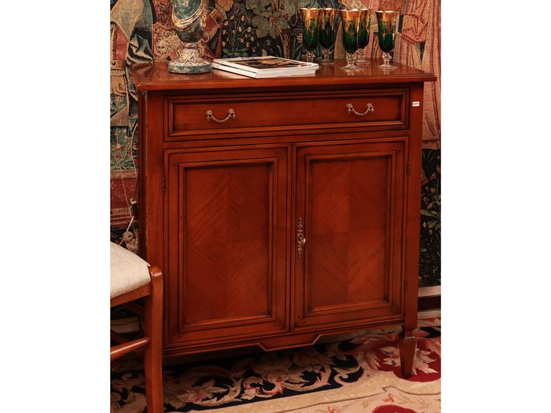 Piccola Credenza Impiallacciata in Ciliegio