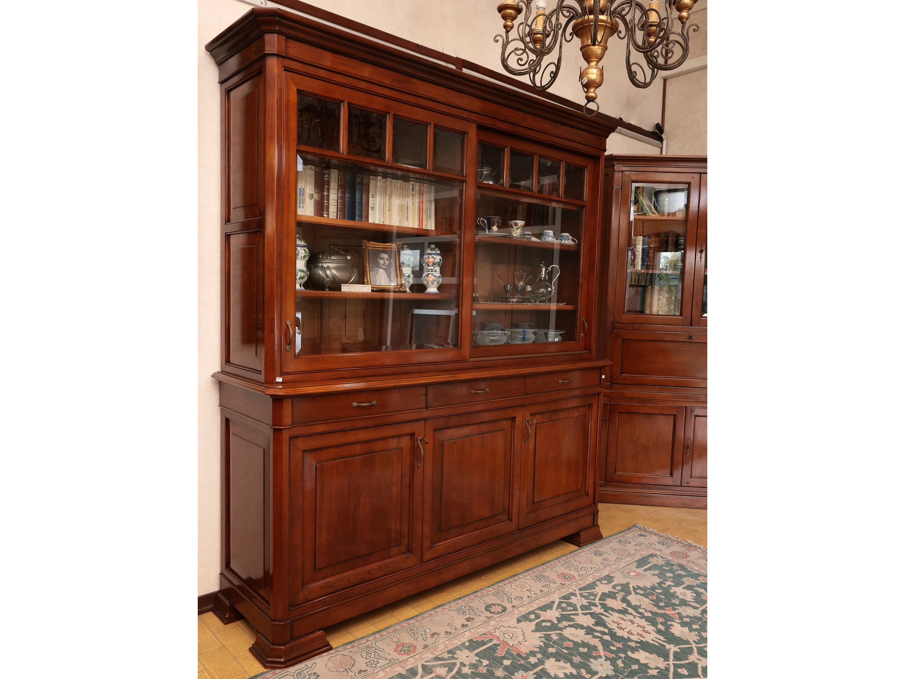 Grande credenza o libreria in ciliegio, parte superiore con due ante a scorrere in vetro molato