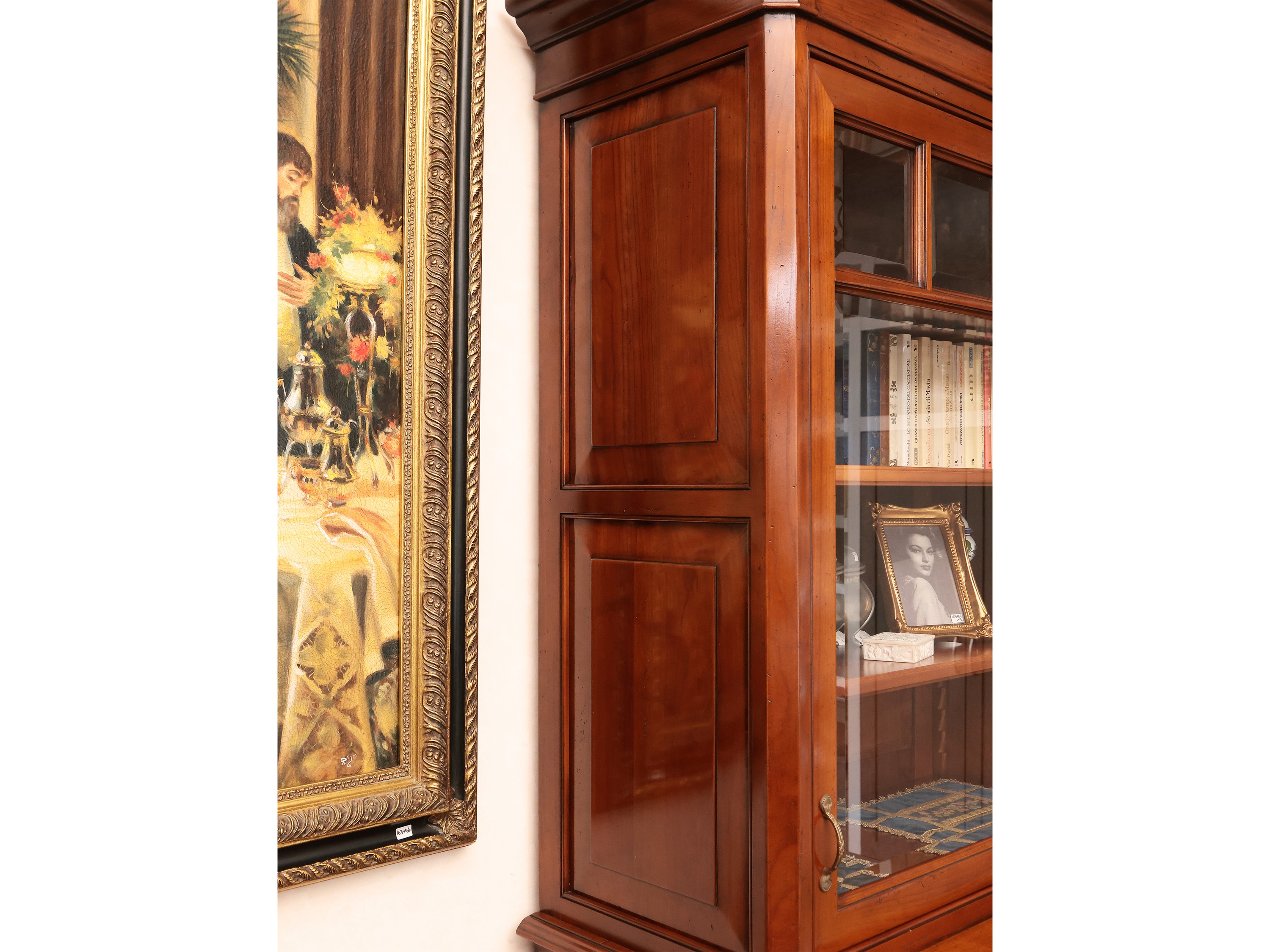 Grande credenza o libreria in ciliegio, parte superiore con due ante a scorrere in vetro molato