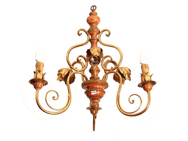 Due piccoli lampadari in legno laccato e metallo