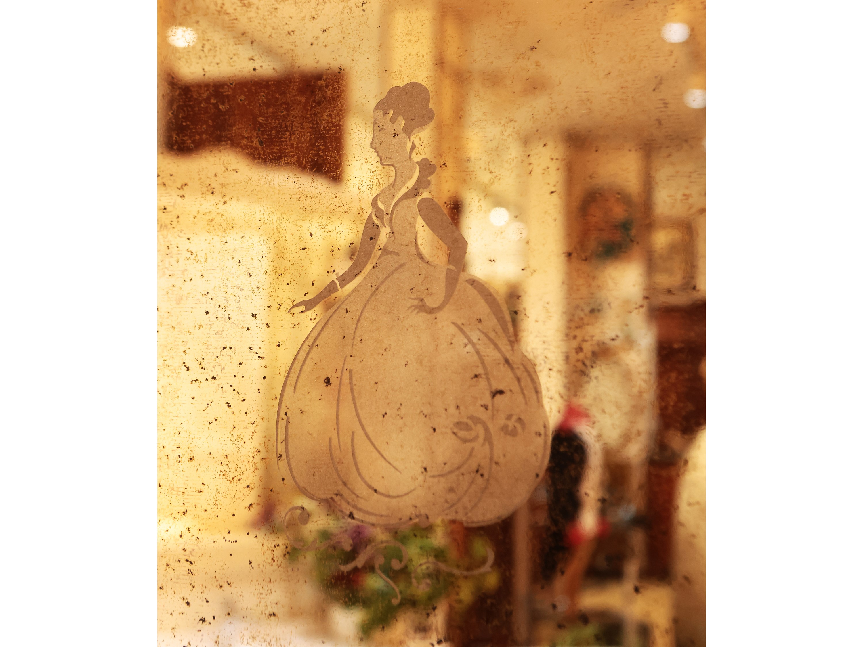 Cassettone a ribalta con alzata impiallacciato in noce e radica di noce