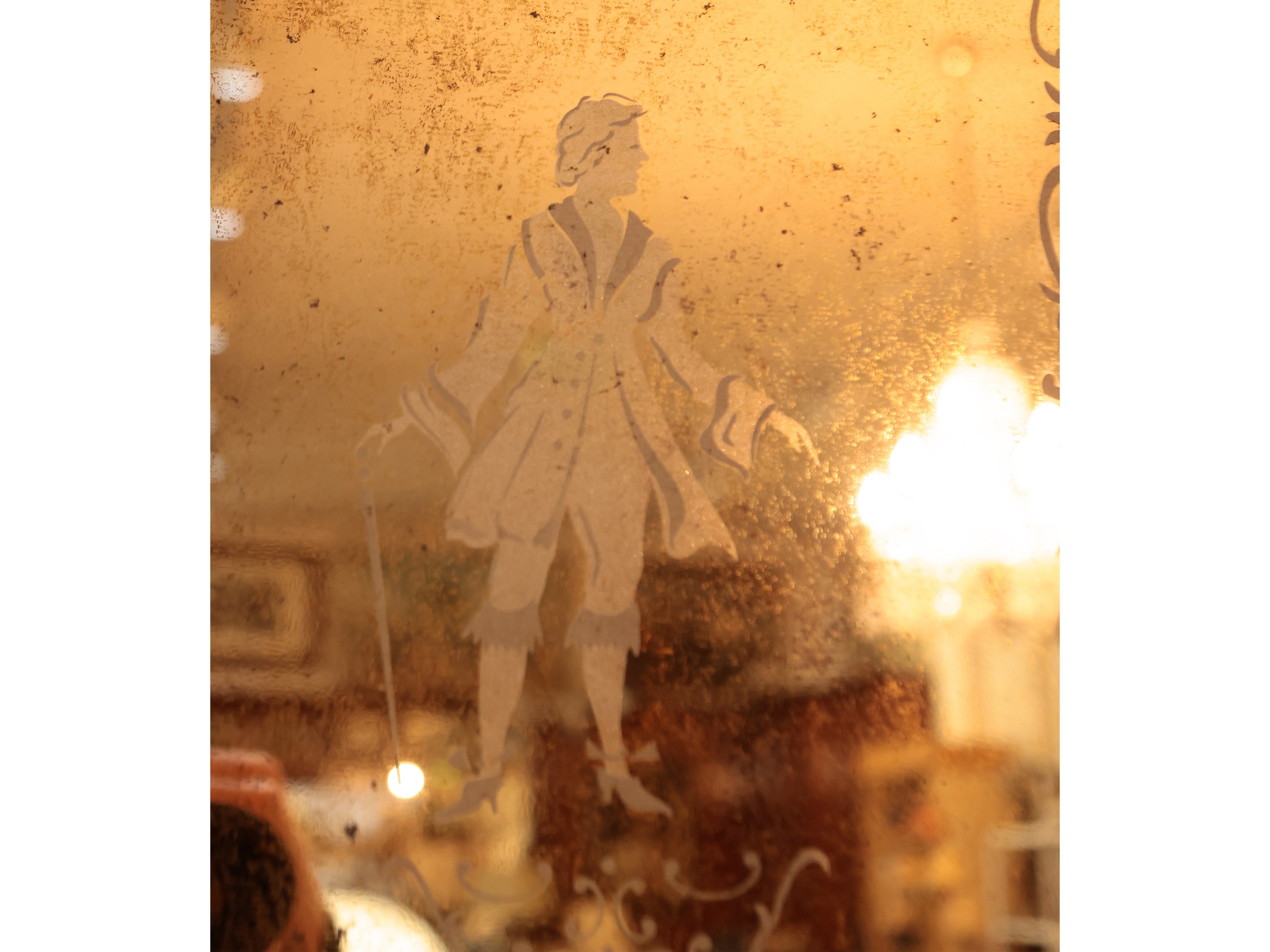 Cassettone a ribalta con alzata impiallacciato in noce e radica di noce