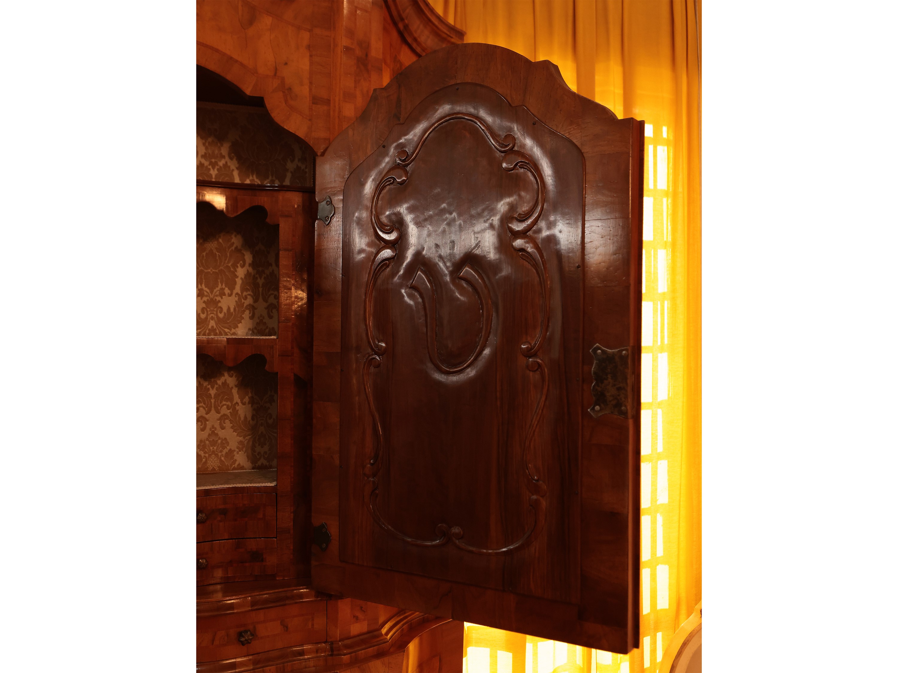 Cassettone a ribalta con alzata impiallacciato in noce e radica di noce