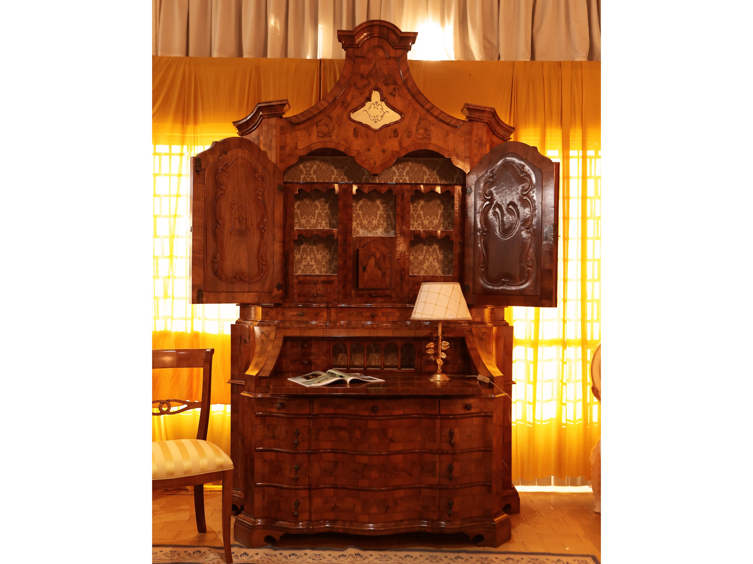 Cassettone a ribalta con alzata impiallacciato in noce e radica di noce