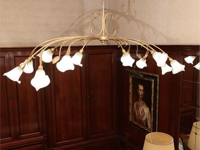 Grande Lampadario in Metallo Dorato e Vetro Satinato
