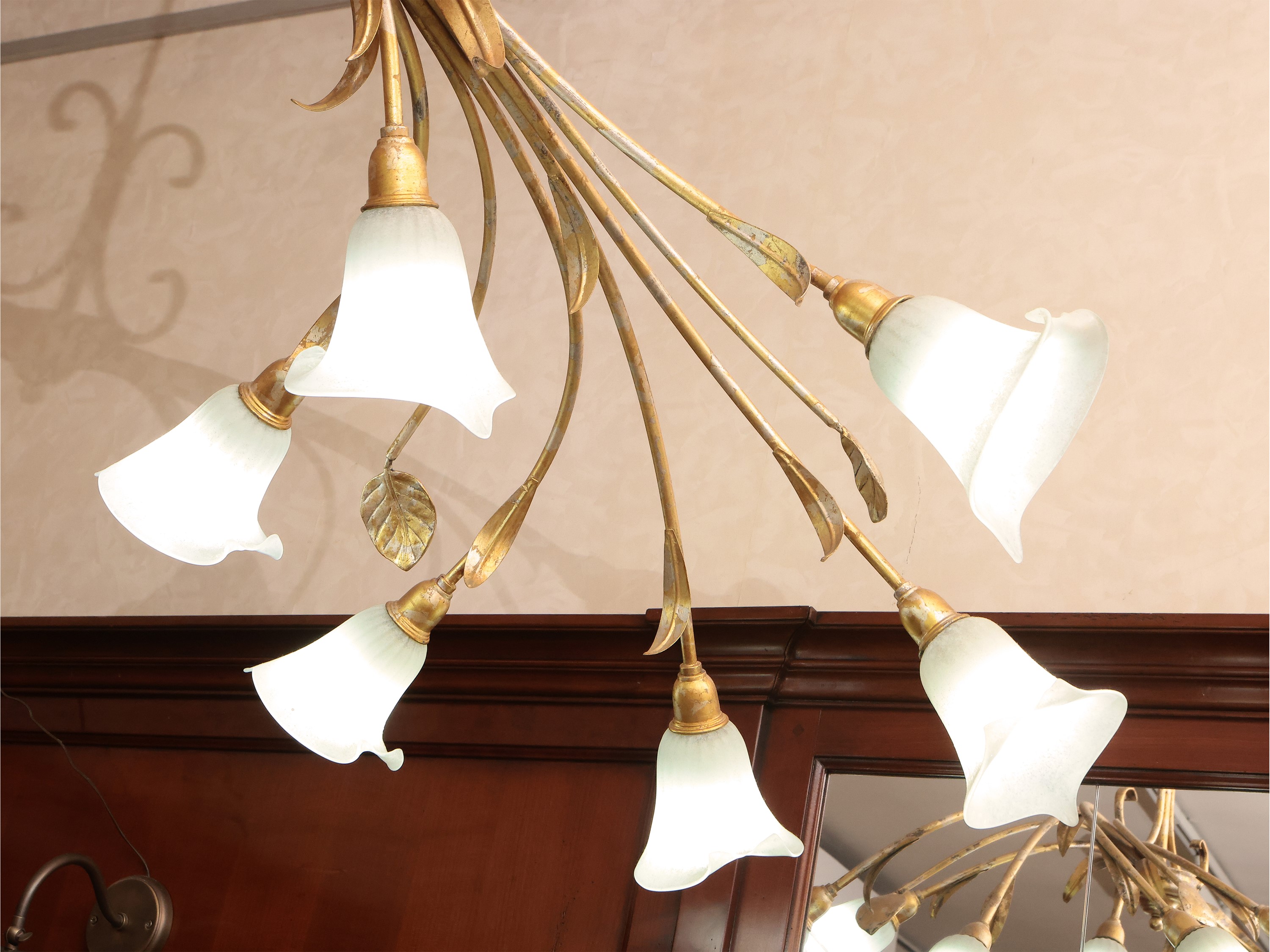 Grande Lampadario in Metallo Dorato e Vetro Satinato