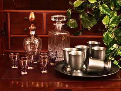 Assortimento di accessori per aperitivo, set di sei calici con ampolla decorata in oro e boccali ...