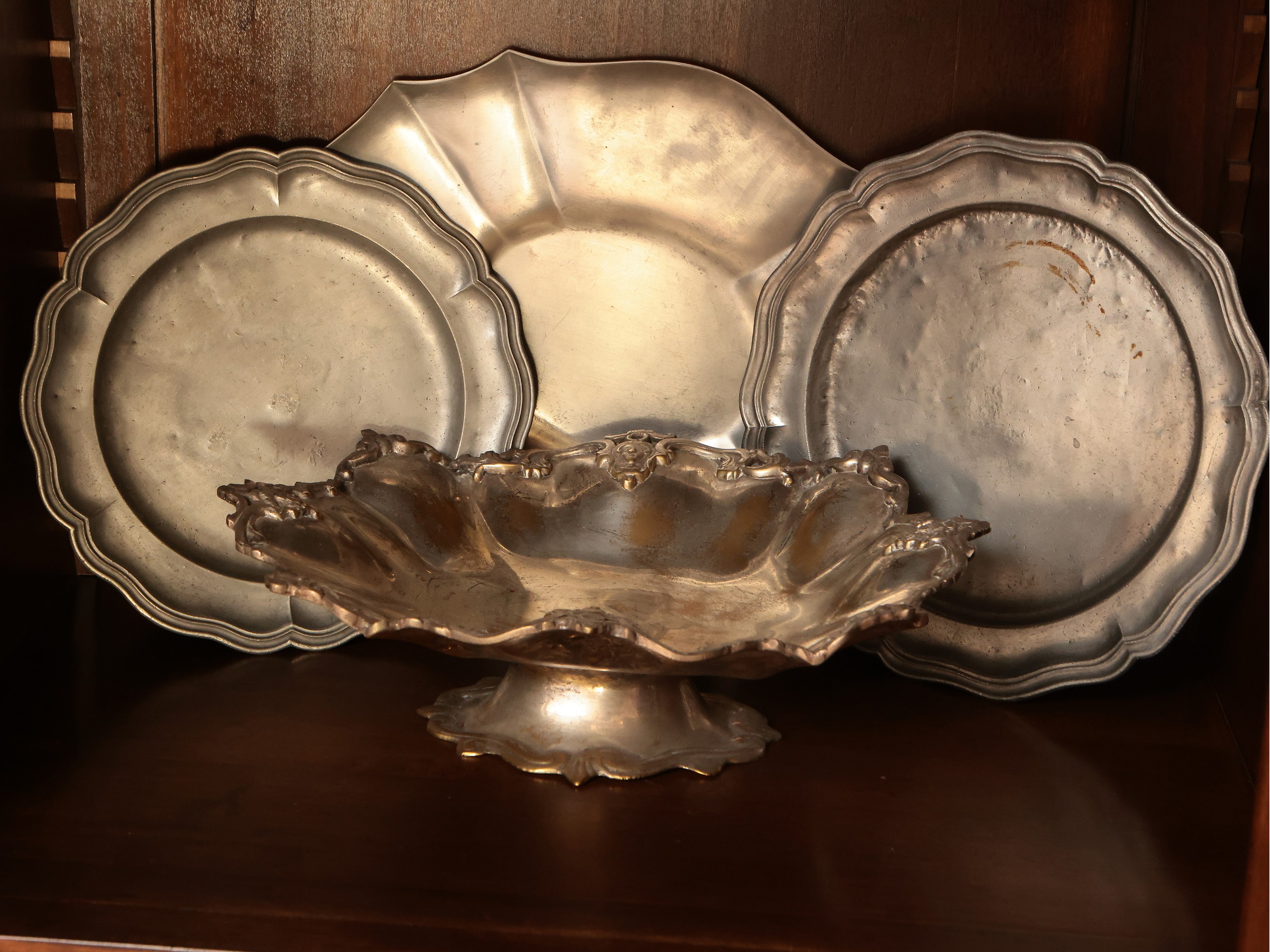 Assortimento di accessori per la casa: oliera in ceramica, tazze e tazzine, accessori in peltro